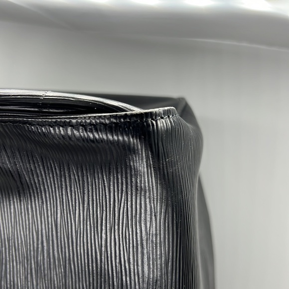 Louis Vuitton AUTHENTIC Epi Keepall 50 PreLoved - Picture 16 of 17